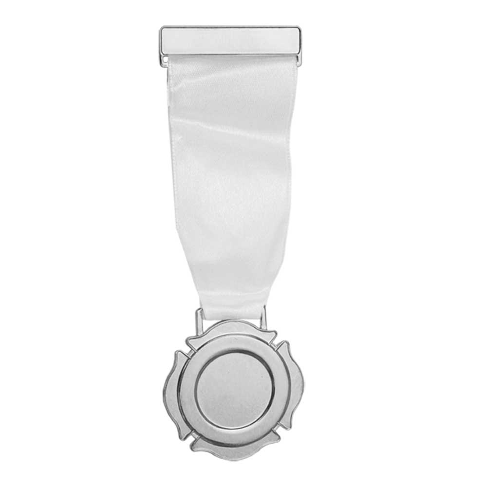 Medalla de solapa en forma de roseta con cinta blanca de satén