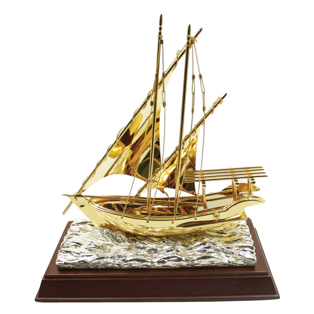 Trofeo de velero dhow con acabado dorado y base de madera