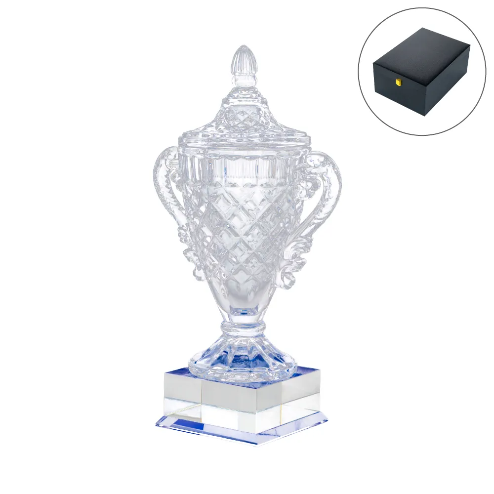 Trofeo de copa de cristal con tapa